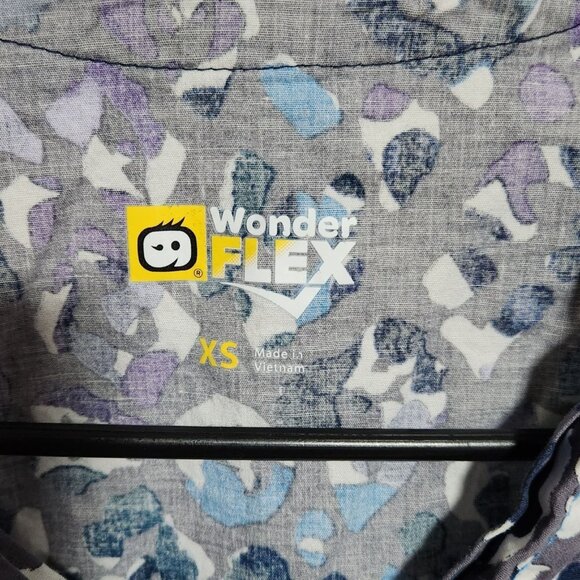 Wonderwink Wonder Flex Scrub Top Womens Size XS Purple Spotted Medical Uniform - Picture 3 of 4